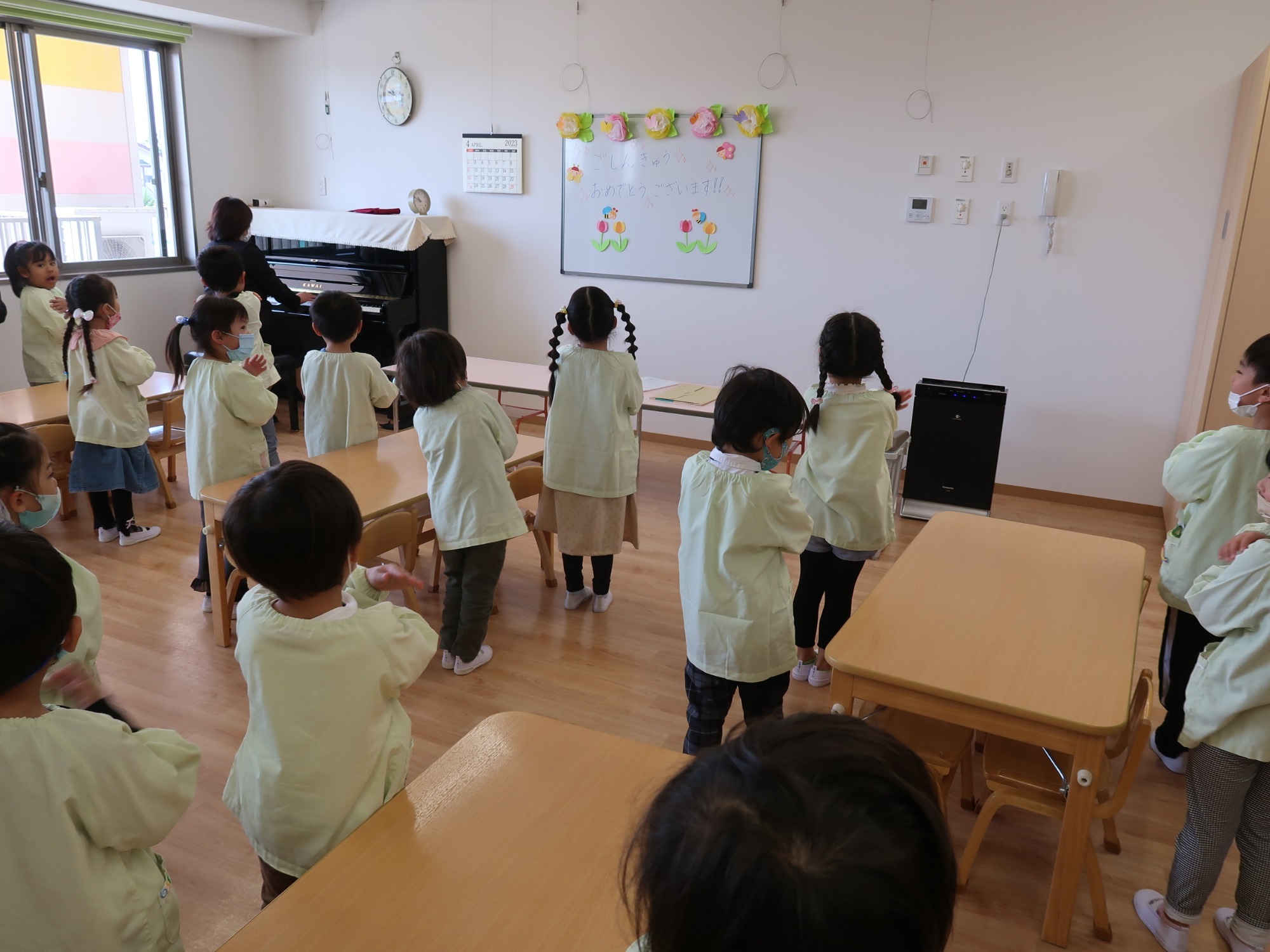 給食室にピザ釜がやってきました。