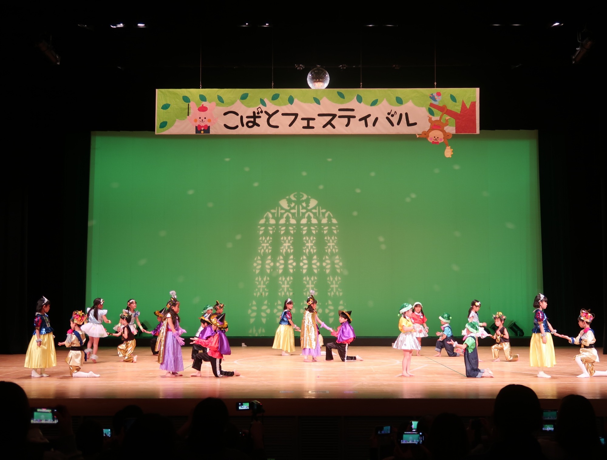 保育参観では保護者の皆様にもピザを試食して頂きました。