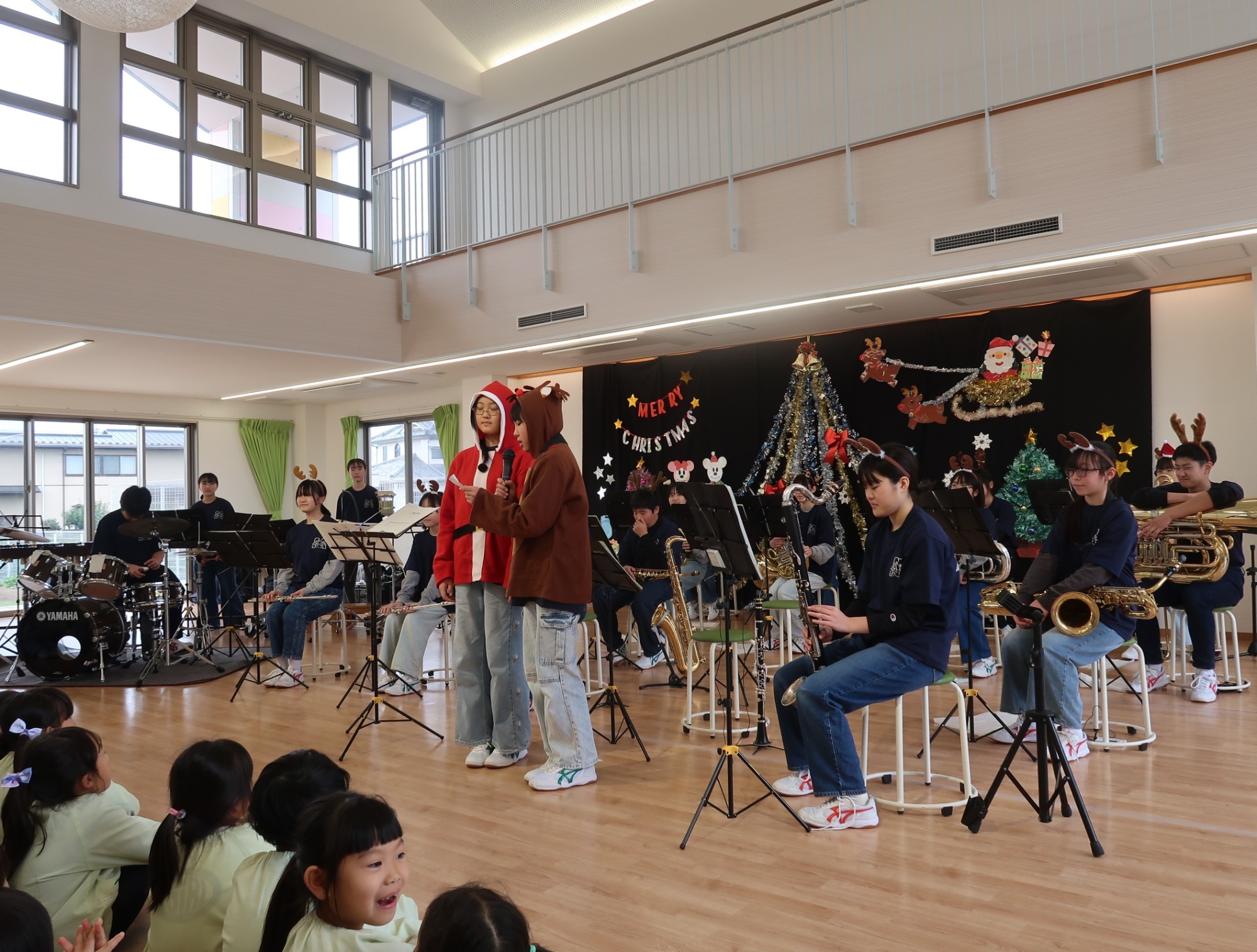 給食室にピザ釜がやってきました。
